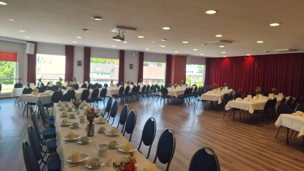 Festlich gedeckte Tische im Veranstaltungssaal Neugersdorf