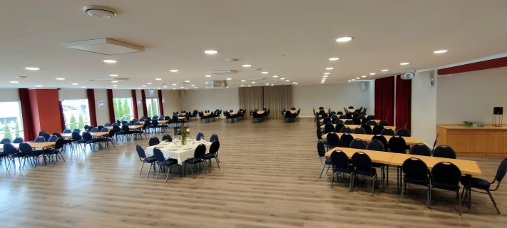 Bestuhlter Veranstaltungssaal im Sport- und Rehazentrum Neugersdorf