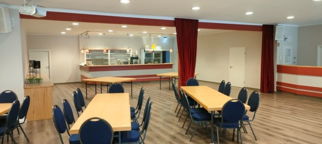 Tische und Thekenbereich im Veranstaltungssaal Neugersdorf